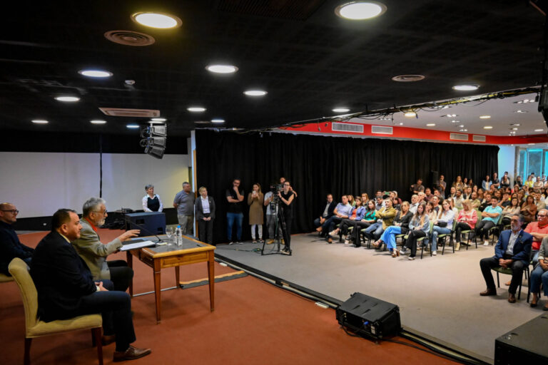 Lee más sobre el artículo Firmaron los acuerdos para mejorar los salarios de los empleados municipales