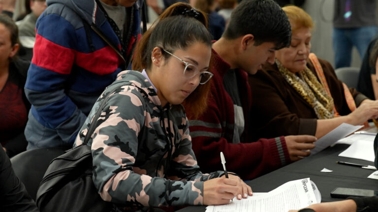 Lee más sobre el artículo Comenzó la firma de convenios para los beneficiarios del Programa Empezar