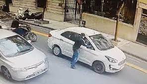 Read more about the article Brutal robo en pleno Recoleta: motochorros rompieron a piñas los vidrios de un auto y se llevaron un bolso con dólares