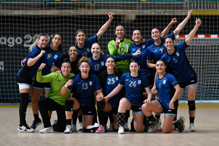 Lee más sobre el artículo La Selección Argentina de handball femenino ganó y está en en la final