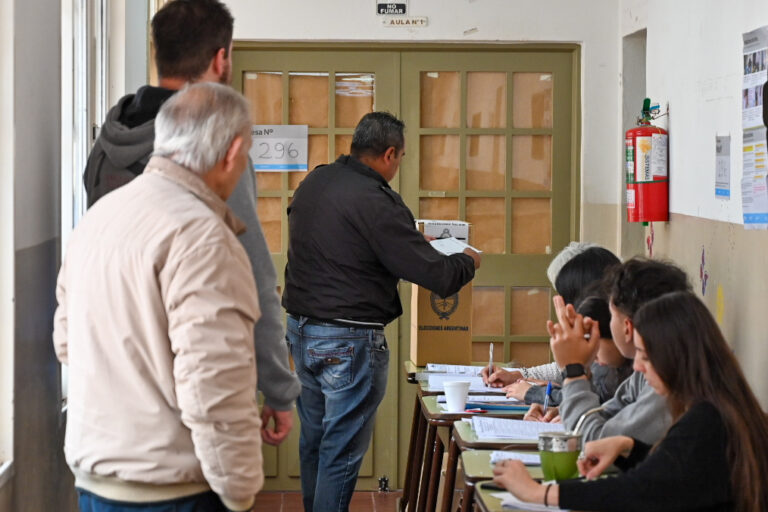 Lee más sobre el artículo Abrieron los comicios y los puntanos ya asisten a las urnas