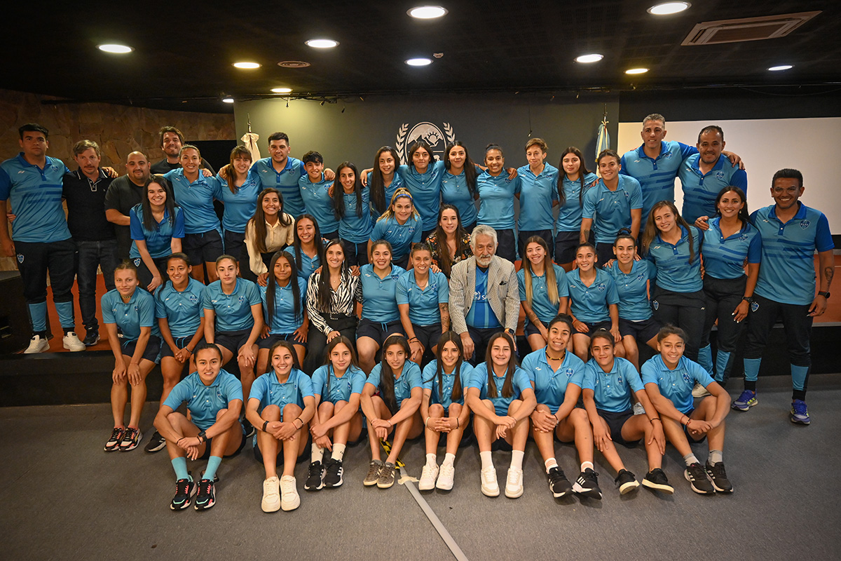Read more about the article Alegría y reconocimiento: el gobernador recibió al plantel femenino San Luis FC tras ganar el campeonato