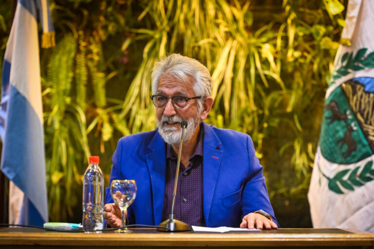 Lee más sobre el artículo El gobernador anunció un nuevo aumento salarial para toda la Administración pública