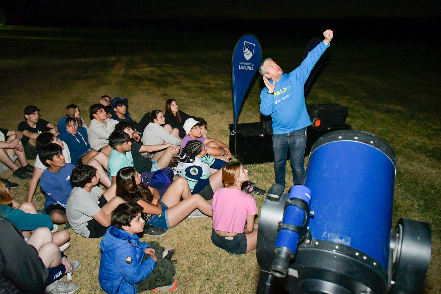 Read more about the article Los alumnos de La Toma tuvieron su última clase de astronomía al aire libre y bajo la guía profesional del PALP