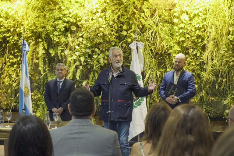 Lee más sobre el artículo El gobernador Alberto Rodríguez Saá firmó el acta de conclusión de su mandato