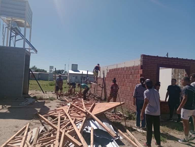 Read more about the article Temporal en Concarán: Gobierno provincial y municipal atendieron a las familias afectadas por el temporal