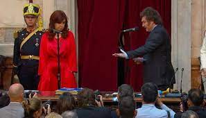 Read more about the article Cristina Kirchner le tomó juramento a Javier Milei