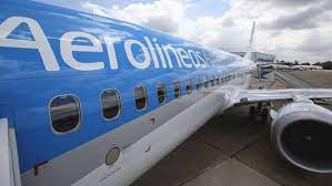Read more about the article Aerolíneas Argentinas debió cancelar más de 100 vuelos por el temporal