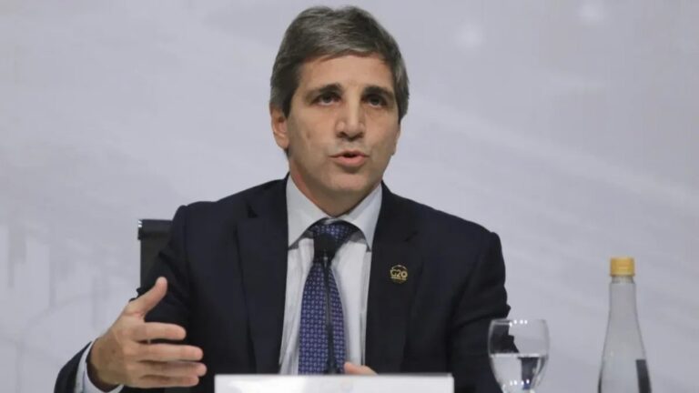 Lee más sobre el artículo Caputo reveló que la inflación ya está subiendo a un ritmo del “1 por ciento diario” y dijo que el objetivo sigue siendo dolarizar