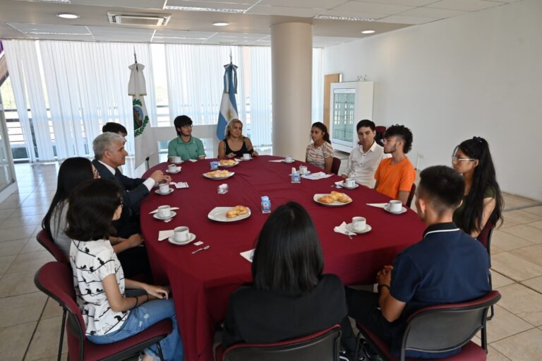 Lee más sobre el artículo El valor del mérito estuvo en el centro del desayuno que compartió el Gobernador con los mejores promedios