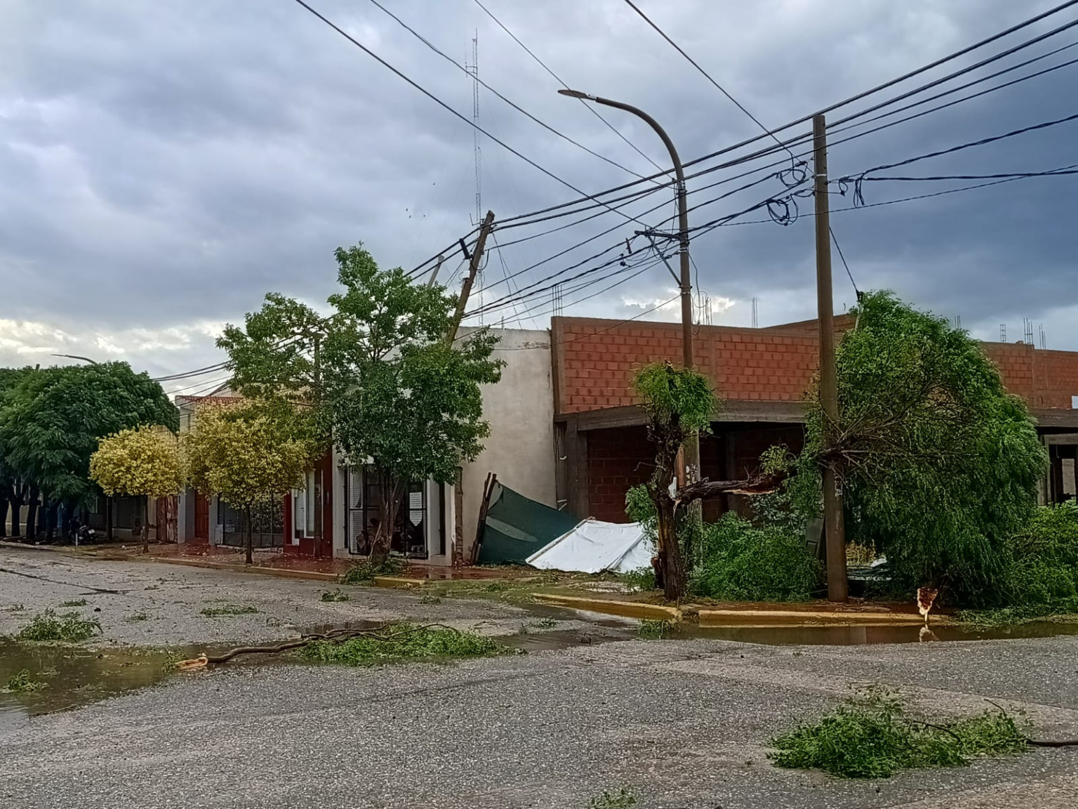 Read more about the article Intenso trabajo del Gobierno por el temporal en Concarán y Paso Grande