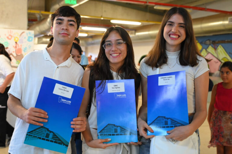 Lee más sobre el artículo Claudio Poggi entregó la Beca al Mérito a más jóvenes destacados que continuarán su formación académica