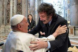 You are currently viewing Saludo, pulgares arriba y abrazo incluido: el primer encuentro público de Milei con el papa Francisco