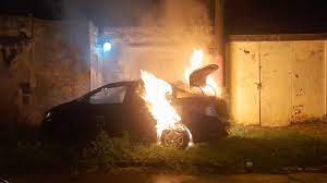 You are currently viewing Rosario caliente: incendiaron otro taxi a pocas cuadras de donde asesinaron a Diego Celentano