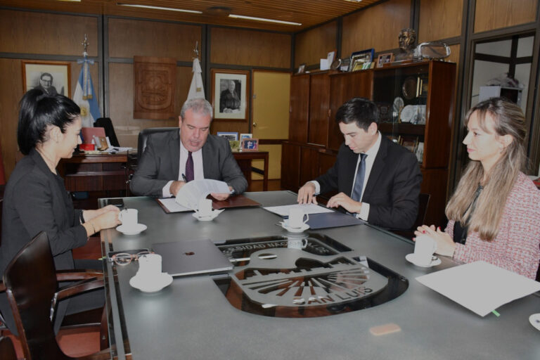 Lee más sobre el artículo El Ministerio de Educación y la UNSL firman el convenio ‘Profes’ para facilitar el acceso a la educación superior