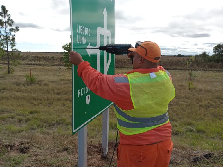 Read more about the article Mantenimiento vial en la provincia: Añaden 69 carteles viales en Autopista de las Serranías Puntanas y reparan iluminación en Ruta 20