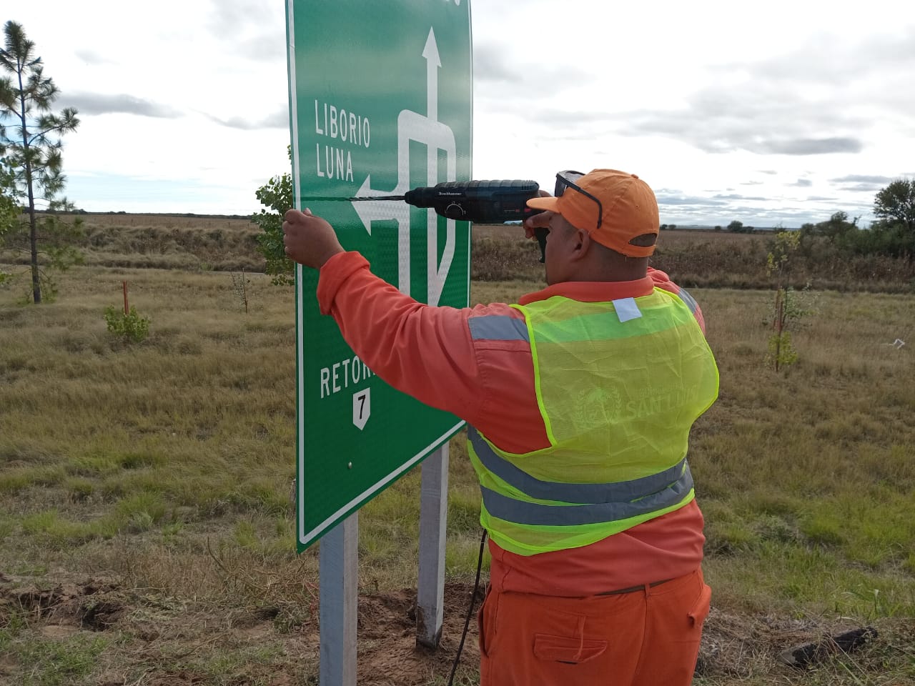 Lee más sobre el artículo Mantenimiento vial en la provincia: Añaden 69 carteles viales en Autopista de las Serranías Puntanas y reparan iluminación en Ruta 20