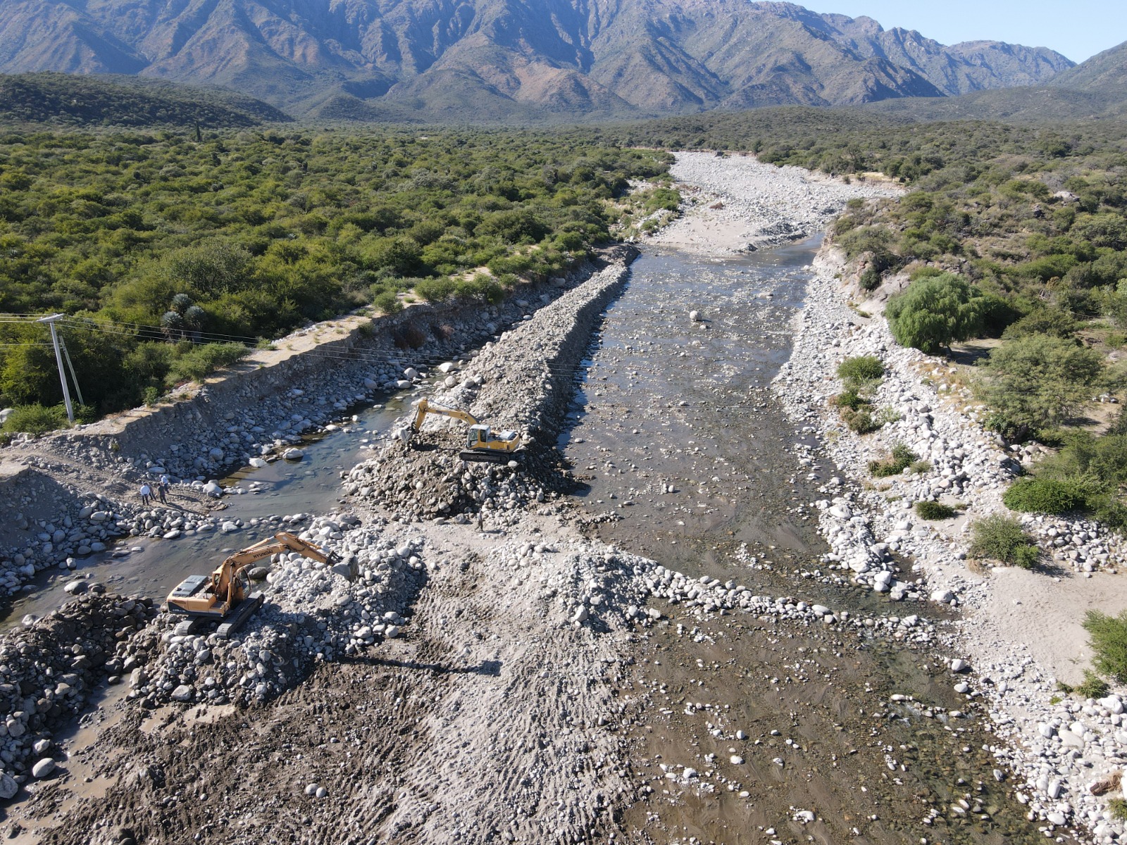 Read more about the article San Luis Agua intensifica los esfuerzos en el río Los Corrales para prevenir inundaciones