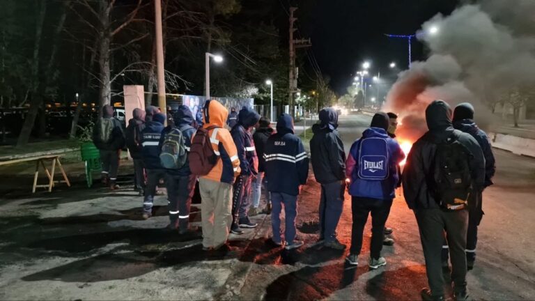 Lee más sobre el artículo Trabajadores del Corralón Municipal y Recolección de Residuos marchan a la Municipalidad de San Luis exigiendo aumento salarial