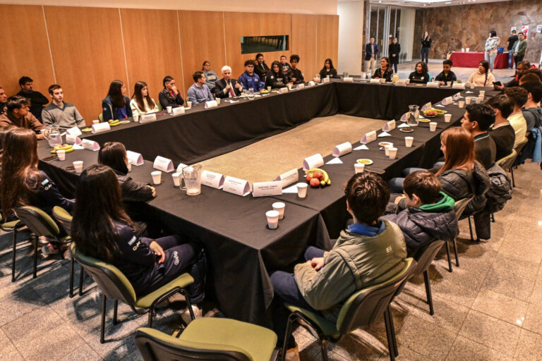 Lee más sobre el artículo Desayuno inspirador: el Gobernador Poggi se reúne con jóvenes deportistas de San Luis