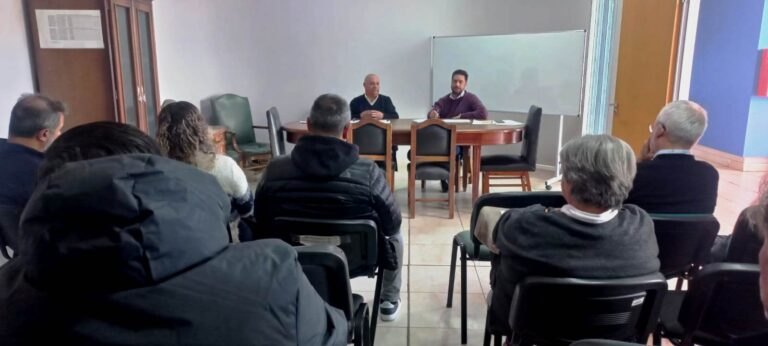 Lee más sobre el artículo Avanzan los preparativos para regular la cartelería publicitaria en las rutas de la Provincia