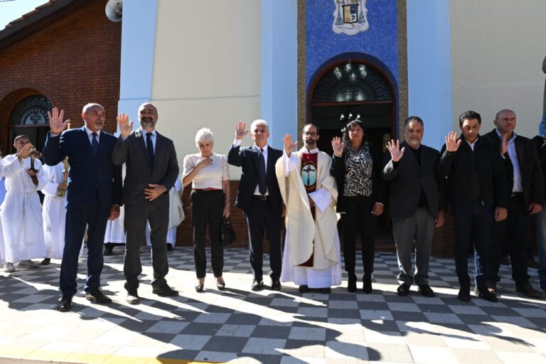 Lee más sobre el artículo El Gobernador, Acompañado de su Gabinete, Participa en la Celebración Religiosa del Día del Trabajo en Villa de la Quebrada