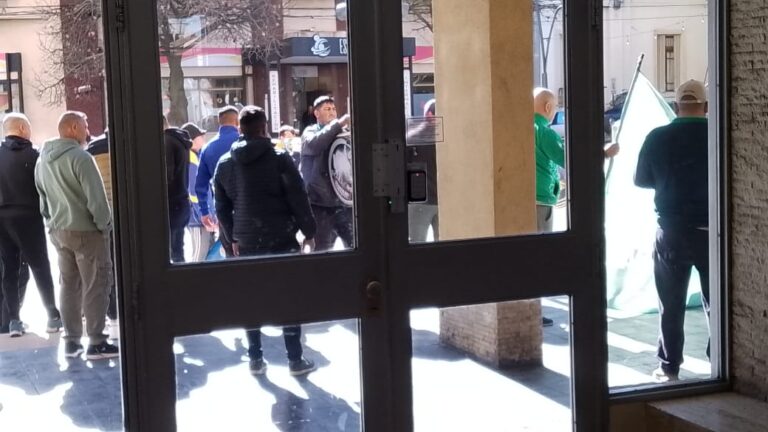 Lee más sobre el artículo Dirigentes Gremiales Realizan Escrache en Domicilio Privado del Gobernador de San Luis