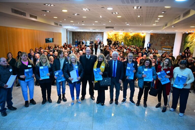 Lee más sobre el artículo Familias de San Luis celebran la entrega de más de 60 escrituras de Viviendas Sociales
