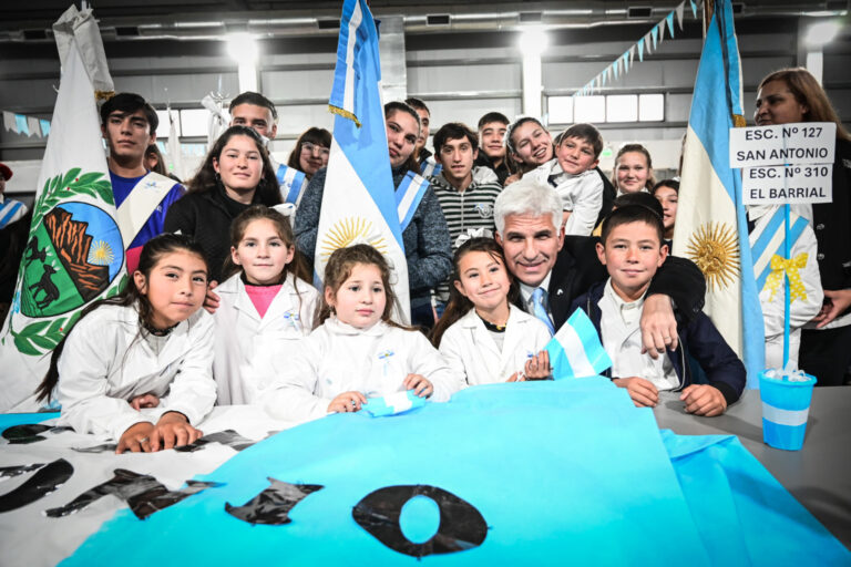 Lee más sobre el artículo Emotivo desfile cívico en La Calera a pesar del mal tiempo