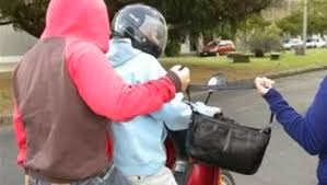 Lee más sobre el artículo Un motociclista persiguió a un ciclista que le había robado a una mujer, lo chocó y lo detuvo