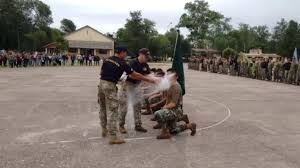 Lee más sobre el artículo La Justicia investiga un “bautismo” de paracaidistas en el Ejército: les arrojaron cal viva en la cara