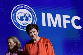 Lee más sobre el artículo El FMI estimó que la economía argentina caerá 3,5% y la inflación llegará al 140% este año
