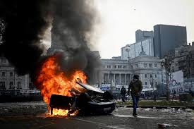 Read more about the article Tensión en el Congreso entre fuerzas y manifestantes: 5 diputados fueron asistidos y prendieron fuego un auto