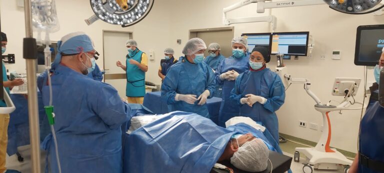 Lee más sobre el artículo Implante de válvula aórtica sin cirugía abierta: un hito en el Hospital ‘Carrillo’