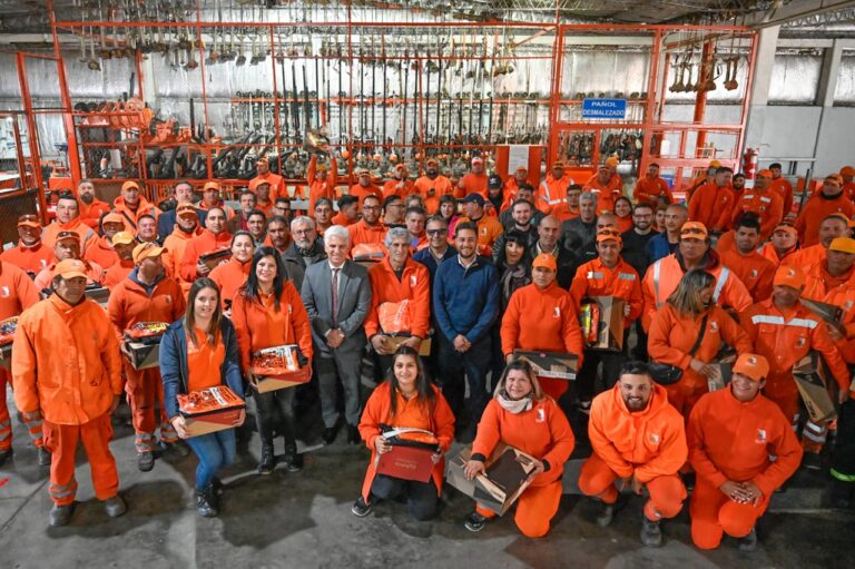 Lee más sobre el artículo Mejoras en seguridad vial: el Gobernador entrega equipo e indumentaria al Ente Control de Rutas
