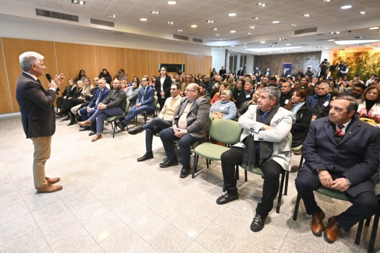 Lee más sobre el artículo Más de 60 vecinos se convierten en propietarios de sus viviendas gracias al programa ‘Escriturá tu Casa’