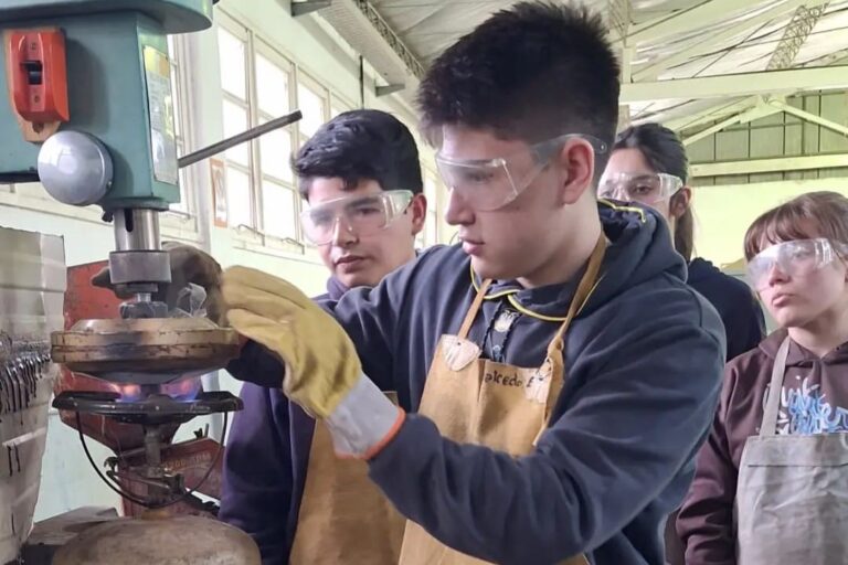 Lee más sobre el artículo Jóvenes de Quines reciclan plástico para abrigar a animales en situación de calle