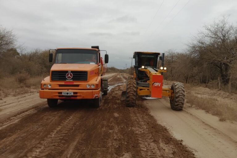 Lee más sobre el artículo Vialidad Provincial avanza con reparaciones de caminos rurales en tres departamentos