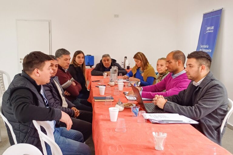 Lee más sobre el artículo Reunión de evaluación del transporte interurbano: autoridades analizan frecuencias y coberturas   2/2