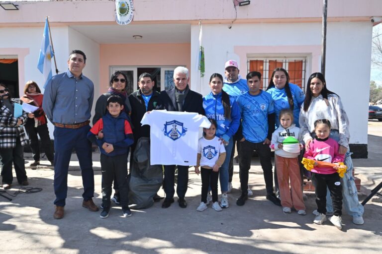 Lee más sobre el artículo El Gobernador entrega equipamiento deportivo al Sporting Beazley: impulso al fortalecimiento de las ONG