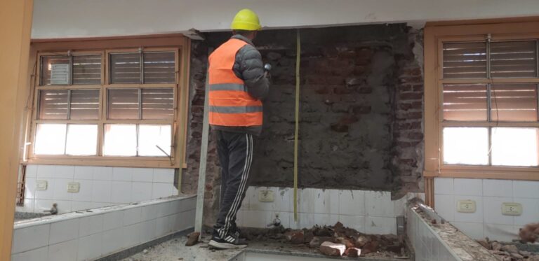 Lee más sobre el artículo Comenzaron las obras de refacción en hospitales y centros de salud de toda la provincia