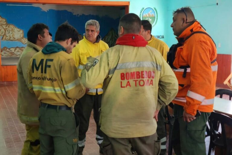 Lee más sobre el artículo Incendios en La Vertiente y Paso Grande: el viento y el difícil acceso complican las tareas de extinción