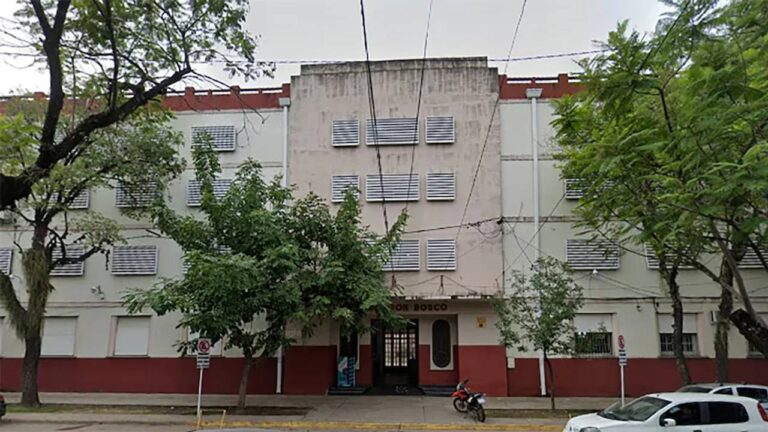 Lee más sobre el artículo Denuncian a alumnos de un colegio de Chaco por la venta de fotos de compañeras desnudas creadas con IA