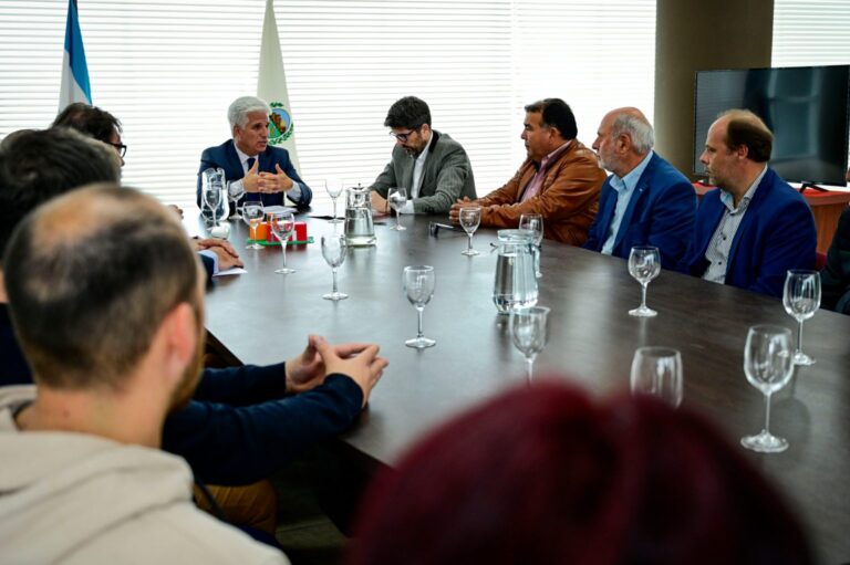 Lee más sobre el artículo El gobernador Poggi firma contratos para construir viviendas en Quines, Luján y Villa de la Quebrada