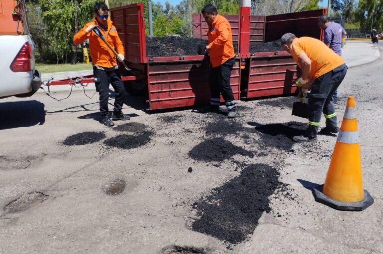 Lee más sobre el artículo Inician trabajos de bacheo y mantenimiento en rutas afectadas por las lluvias en San Luis