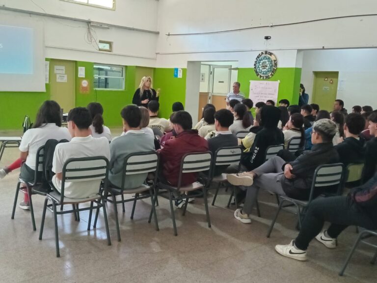 Lee más sobre el artículo Estudiantes de Naschel presentan un sistema de riego para optimizar el uso del agua en cultivos