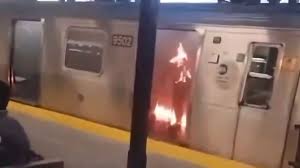 Lee más sobre el artículo Video con imágenes sensibles: una mujer murió incendiada por un hombre en el metro de Brooklyn