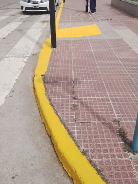 Lee más sobre el artículo Trabajos de limpieza y pintura en la plazoleta Manuel Félix Origone y el Museo Ferroviario