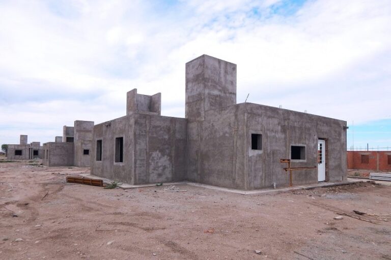 Lee más sobre el artículo Avanzan las obras en las nuevas viviendas de San Luis: comienzan a colocar aberturas y cielorrasos