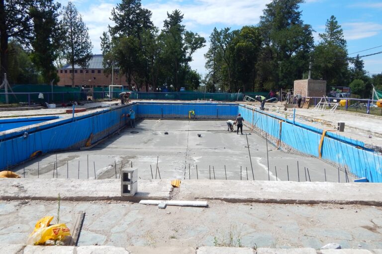 Lee más sobre el artículo Renuevan la pileta del Ave Fénix y realizan mejoras edilicias en el complejo deportivo